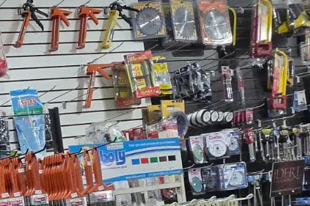 Ferramentas expostas na parede da loja
