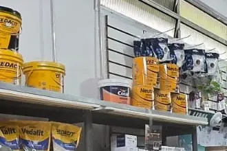 Produtos expostos em prateleira da loja GAV Pinturas e Gesso