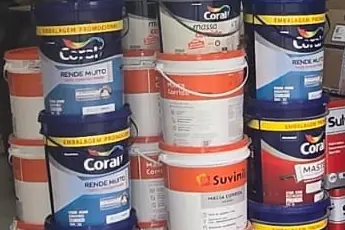 Baldes de massa e produtos para pintura empilhados na loja
