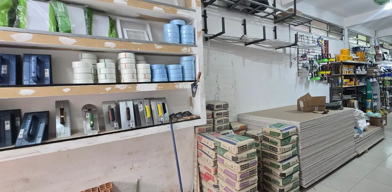 Materiais expostos em prateleiras da GAV Pinturas e Gesso