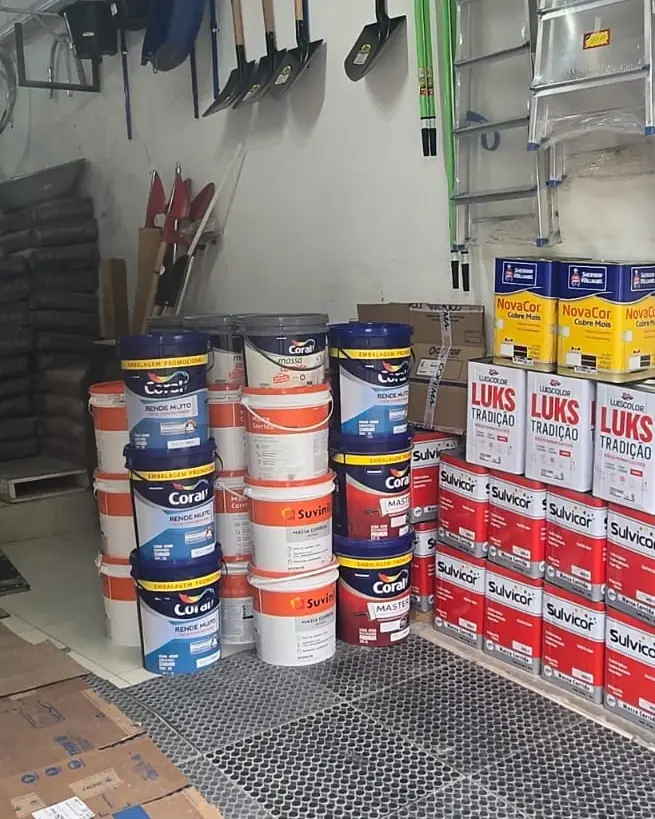 Produtos para pintura expostos na loja