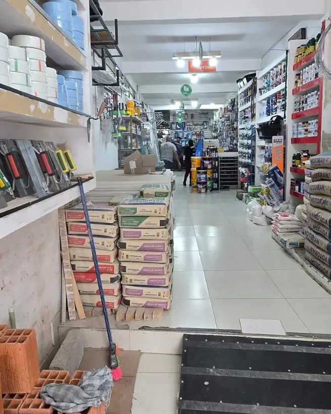 Visão interna da loja com materiais expostos
